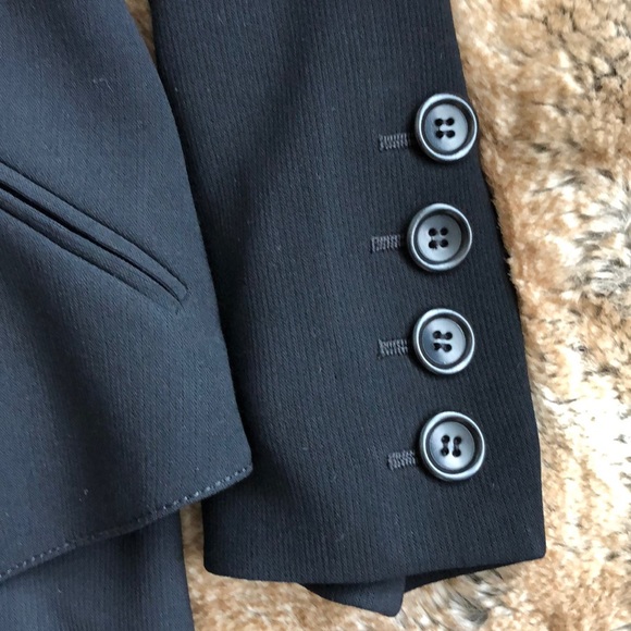 Designer Armani Collezioni two-piece Classic Suit. - Picture 5 of 8